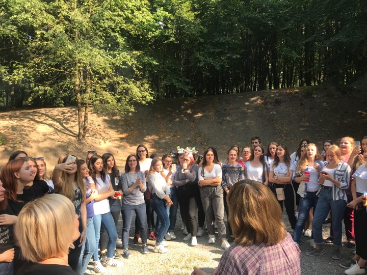 Групи УФ-13, УФ-14 з куратором дають відповіді на запитання конкурсу знавців мови